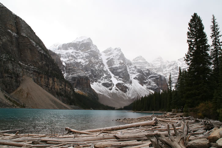 Der Moraine Lake im Valley of the Ten Peaks